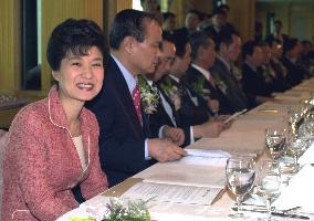(1)Park attends meeting to inaugurate new party